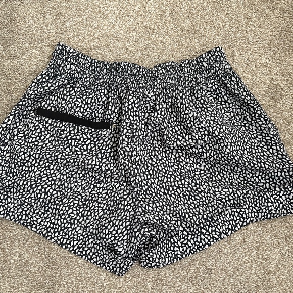 Lululemon shorts size 6 - Picture 2 of 3